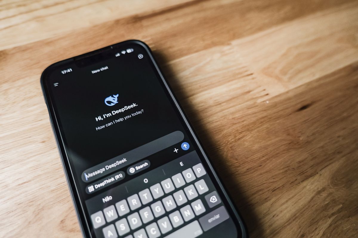 Trafic des chatbots IA : ChatGPT recule à 56 %, Gemini et Claude progressent